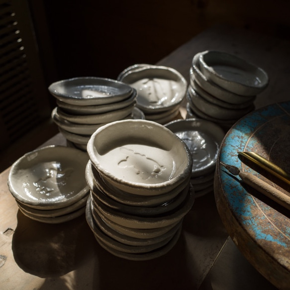 フレンチブルドッグのシルエットが浮かぶ醤油皿（丸） 犬 食器 皿 フレンチブル フレブル 5枚目の画像