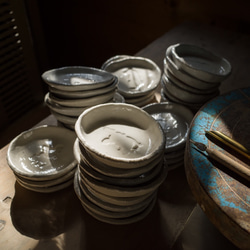 ビションフリーゼのシルエットが浮かぶ醤油皿（丸） 犬 食器 皿 5枚目の画像