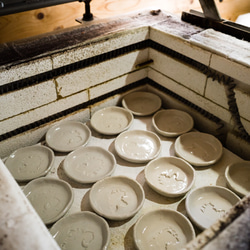 イタグレ イタリアン・グレーハウンドのシルエットが浮かぶ醤油皿（丸） 犬 食器 皿 4枚目の画像
