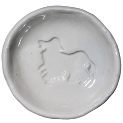 アメリカン・コッカー・スパニエルのシルエットが浮かぶ醤油皿（丸） 犬 食器 皿 2枚目の画像