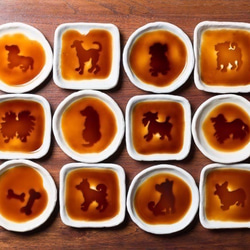 アメリカン・コッカー・スパニエルのシルエットが浮かぶ醤油皿（丸） 犬 食器 皿 3枚目の画像