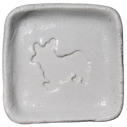 コーギーのシルエットが浮かぶ醤油皿（四角） 犬 食器 皿 2枚目の画像