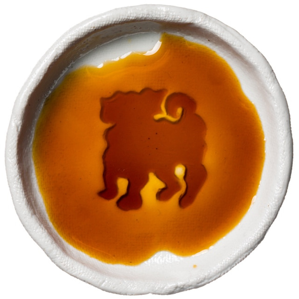立ってるポーズのパグのシルエットが浮かぶ醤油皿（丸） 犬 食器 皿 1枚目の画像
