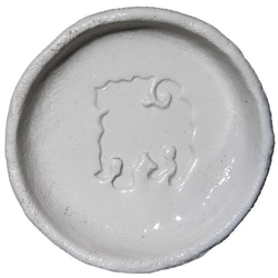 立ってるポーズのパグのシルエットが浮かぶ醤油皿（丸） 犬 食器 皿 2枚目の画像