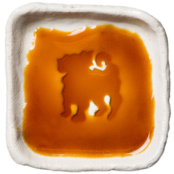 立ってるポーズのパグのシルエットが浮かぶ醤油皿（四角） 犬 食器 皿 1枚目の画像