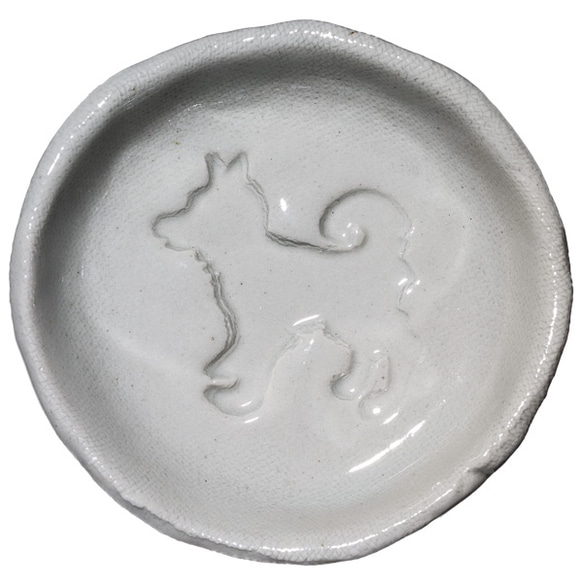 立ってるポーズの柴犬のシルエットが浮かぶ醤油皿（丸） 犬 食器 皿 2枚目の画像