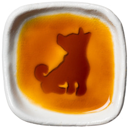 おすわりポーズの柴犬のシルエットが浮かぶ醤油皿（四角） 犬 食器 皿 1枚目の画像