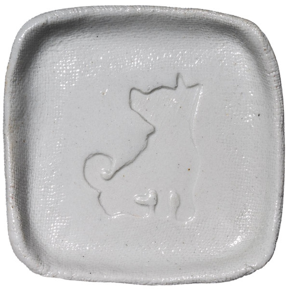 おすわりポーズの柴犬のシルエットが浮かぶ醤油皿（四角） 犬 食器 皿 2枚目の画像