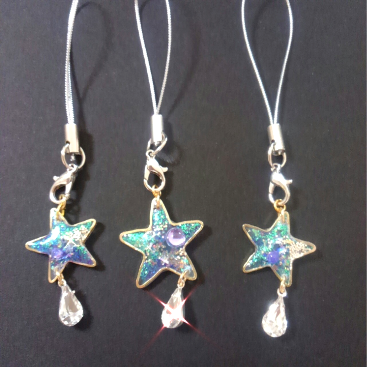 キーホルダー  タッセル  キラキラ  鈴付き⭐️⭐️ハンドメイド キラキラ タッセル   キーホルダー  鈴付き⭐️⭐️ハンドメイド