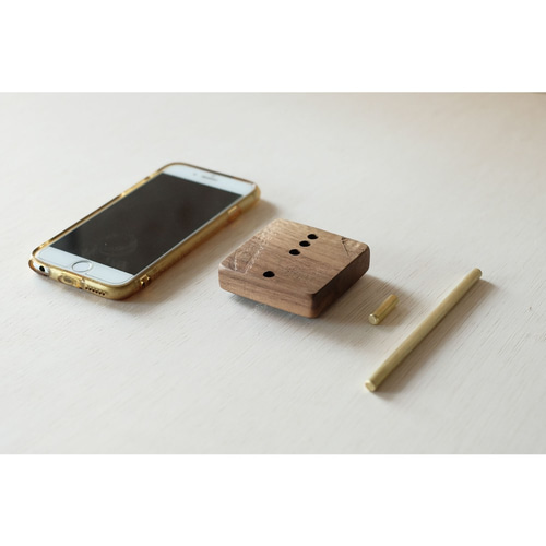 真鍮とウォールナットのスマホスタンド No20 スマホスタンド・スマホスピーカー minimal language 通販｜Creema(クリーマ)  16440119