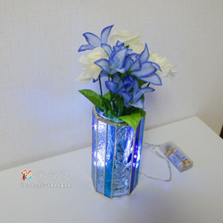 光り輝くクリアブルーのステンドグラス花瓶 3枚目の画像