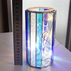 光り輝くクリアブルーのステンドグラス花瓶 9枚目の画像