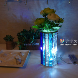 光り輝くクリアブルーのステンドグラス花瓶 4枚目の画像