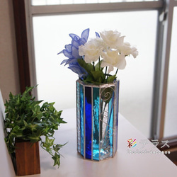 光り輝くクリアブルーのステンドグラス花瓶 6枚目の画像