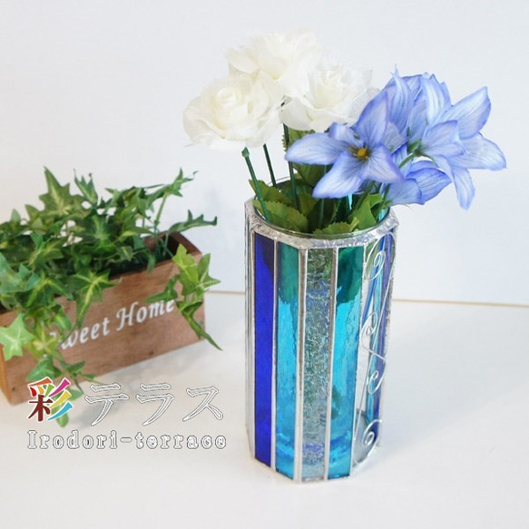 光り輝くクリアブルーのステンドグラス花瓶 7枚目の画像