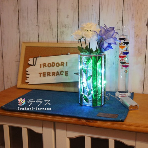 光り輝くクリアグリーンのステンドグラス花瓶 一輪挿し・花瓶