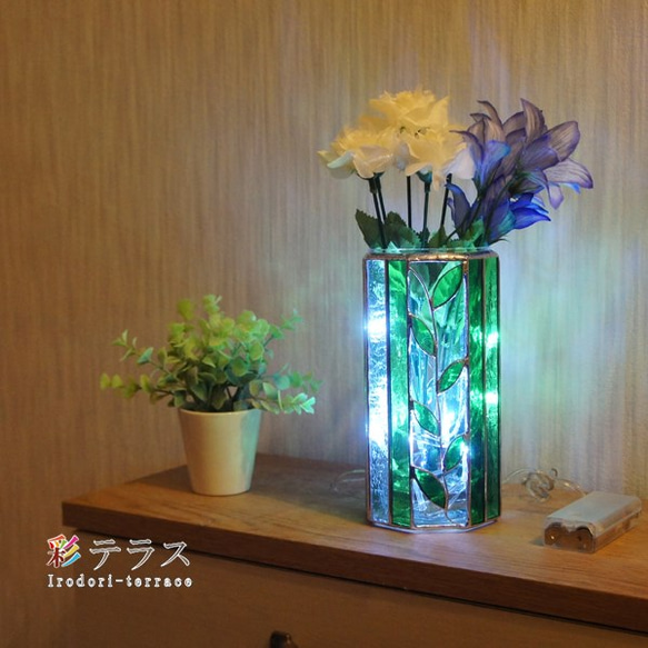 光り輝くクリアグリーンのステンドグラス花瓶 4枚目の画像