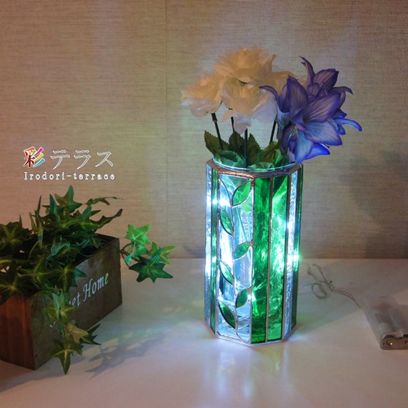 光り輝くクリアグリーンのステンドグラス花瓶 1枚目の画像