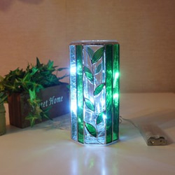 光り輝くクリアグリーンのステンドグラス花瓶 5枚目の画像