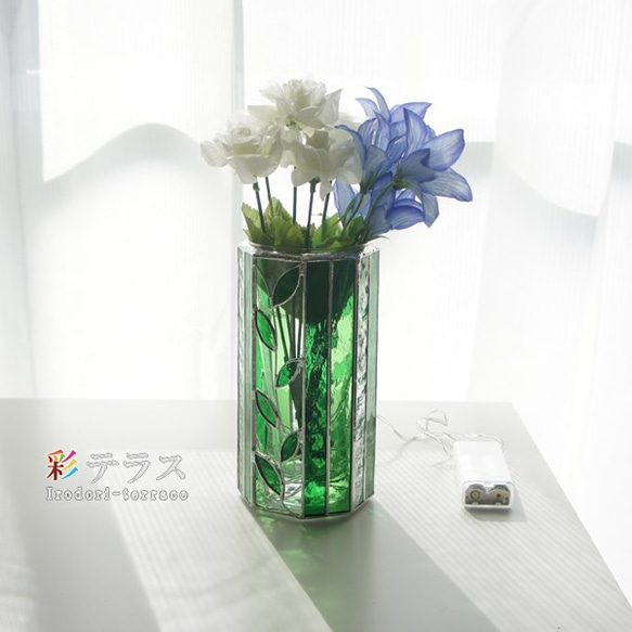 光り輝くクリアグリーンのステンドグラス花瓶 2枚目の画像