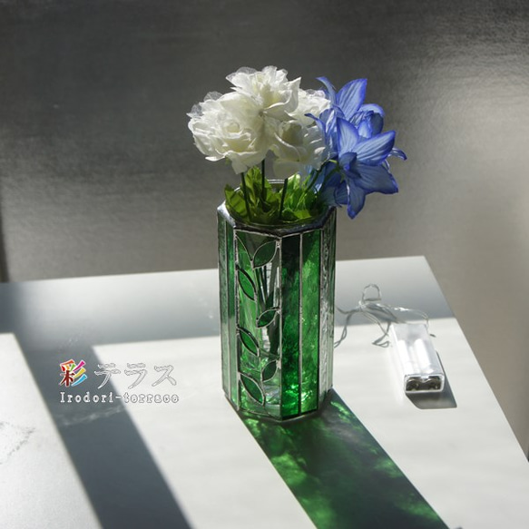 光り輝くクリアグリーンのステンドグラス花瓶 6枚目の画像