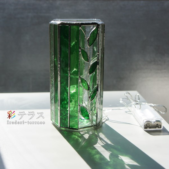 光り輝くクリアグリーンのステンドグラス花瓶 7枚目の画像