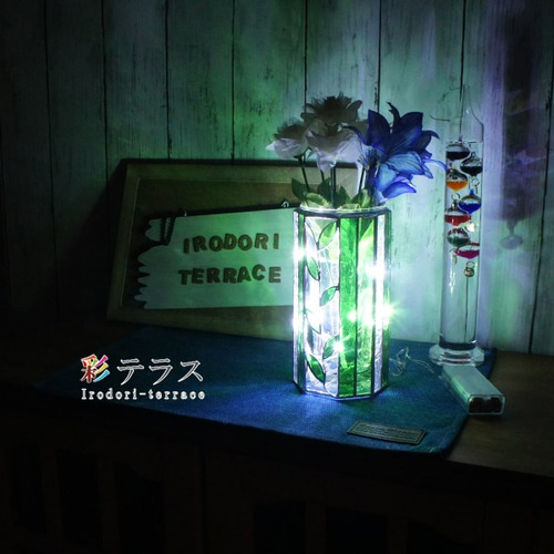 光り輝くクリアグリーンのステンドグラス花瓶 一輪挿し・花瓶