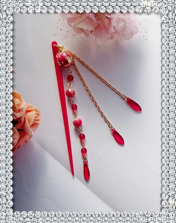赤玉響の優しき輝きかんざし　唐草ビーズゴールドライン赤簪 2枚目の画像