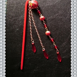 赤玉響の優しき輝きかんざし　唐草ビーズゴールドライン赤簪 5枚目の画像