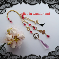 2018年・新作✨Alice in wanderland✨左耳用イヤーフック　ドイツビーズ・ピンク・パープル 3枚目の画像