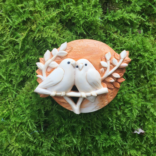 Love bird 木彫りブローチ 受注制作 ブローチ 木彫り nao 通販