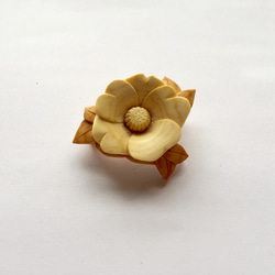 椿の花のブローチ  受注製作 1枚目の画像