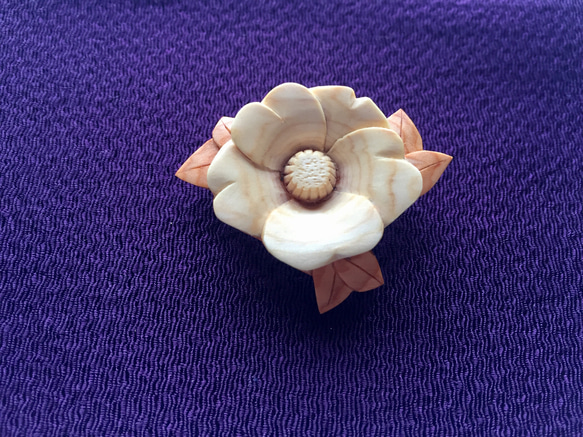 椿の花のブローチ  受注製作 2枚目の画像