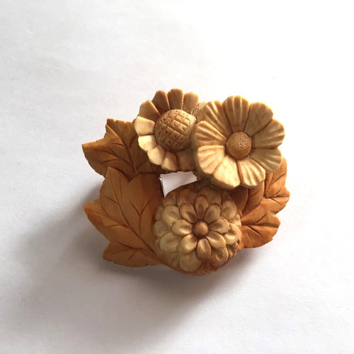 菊の花のブローチ兼帯留め 受注製作 「秋の誕生花」 帯留め 木彫り nao