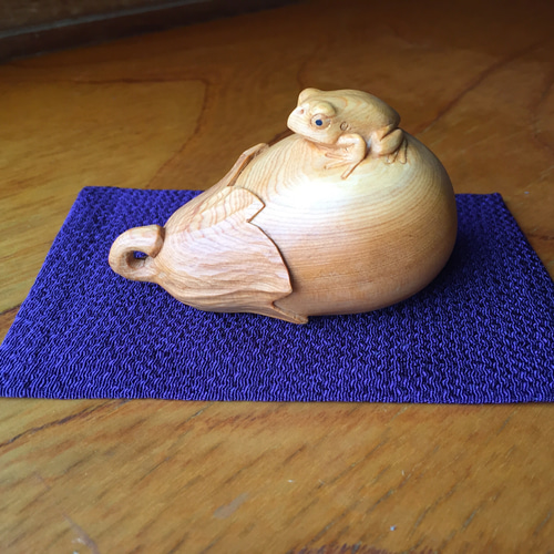 木彫り 茄子に蛙 受注製作 彫刻 木彫り nao 通販 6222959｜Creema