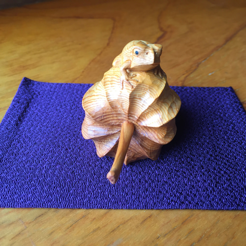 木彫り ほおずきに蛙 受注製作 彫刻 木彫り nao 通販 6292473｜Creema