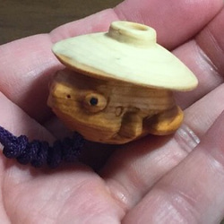 木彫り   盃に蛙  根付 1枚目の画像