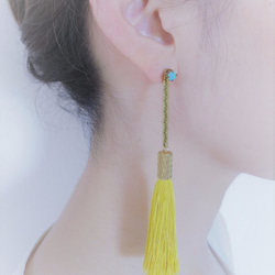 シルクタッセルロングピアス マスタード tassel pierced earrings <PETS-2YL> 1枚目の画像