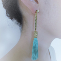 シルクタッセルロングピアス ターコイズ tassel pierced earrings <PETS-4GR> 1枚目の画像