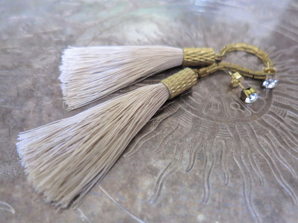 シルクタッセルロングピアス アイボリーホワイト tassel pierced earrings <PETS-6IVW＞