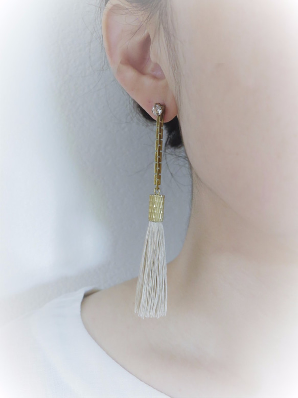 シルクタッセルロングピアス アイボリーホワイト tassel pierced earrings <PETS-6IVW＞ 2枚目の画像