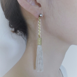 シルクタッセルロングピアス アイボリーホワイト tassel pierced earrings <PETS-6IVW＞ 4枚目の画像