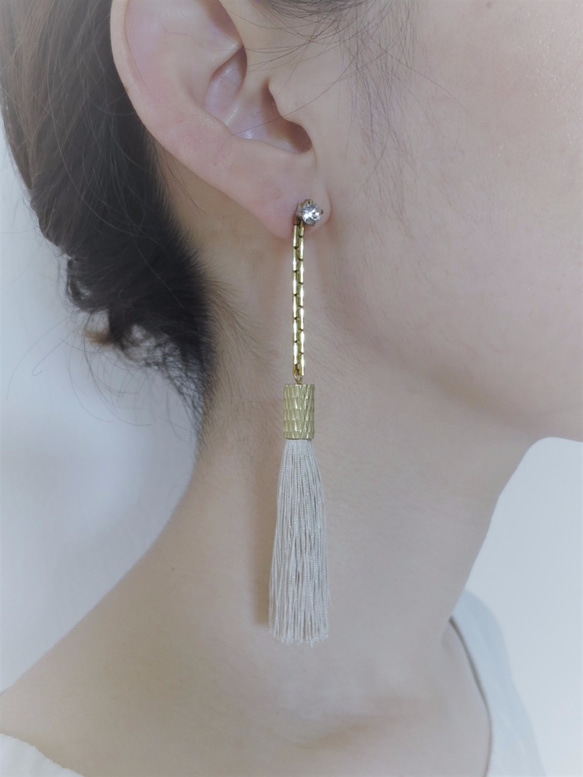 シルクタッセルロングピアス アイボリーホワイト tassel pierced earrings <PETS-6IVW＞ 4枚目の画像