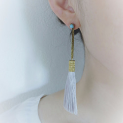 シルクタッセルロングピアス グレイッシュホワイト tassel pierced earrings <PETS-5GWH> 2枚目の画像