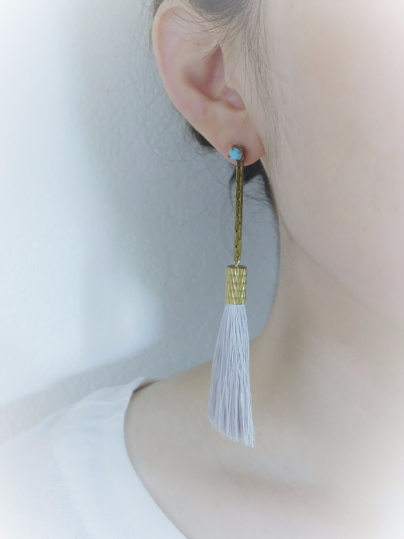 シルクタッセルロングピアス グレイッシュホワイト tassel pierced earrings <PETS-5GWH> 2枚目の画像