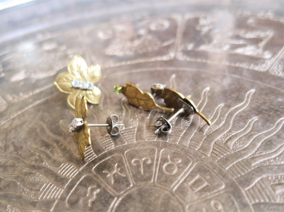 アンティーク タイニーリーフピアス ペリドット pierced earrings leaf <PE-LF2> 2枚目の画像