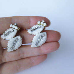 ホワイトフェザーイヤリング vintage earrings feather <PE3B-L19> 1枚目の画像