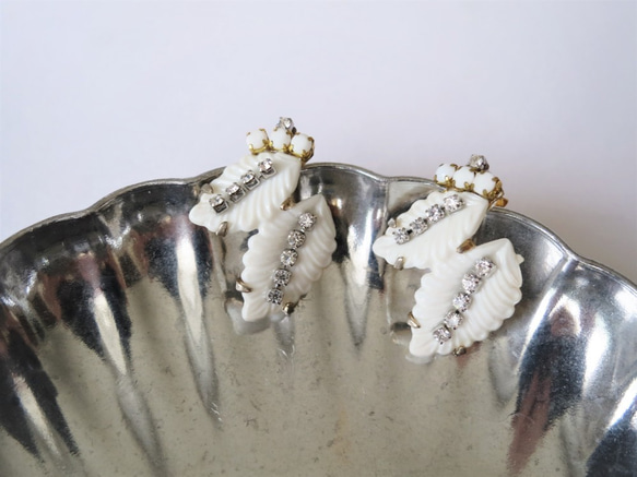 ホワイトフェザーイヤリング vintage earrings feather <PE3B-L19> 2枚目の画像