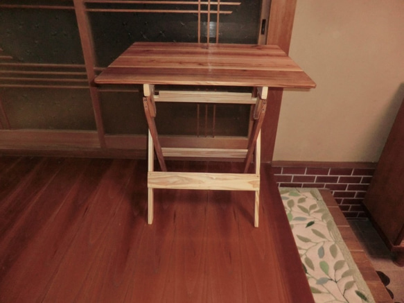 杉折りたたみテーブル(幅70cm、奥行き60cm、高さ70cm) 1枚目の画像