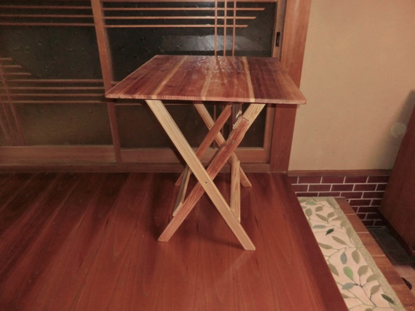 杉折りたたみテーブル(幅70cm、奥行き60cm、高さ70cm) 2枚目の画像